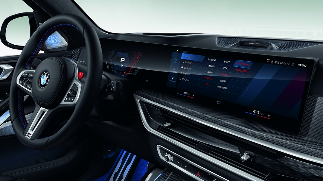 Изогнутый дисплей BMW Curved Display с характерной для M информацией