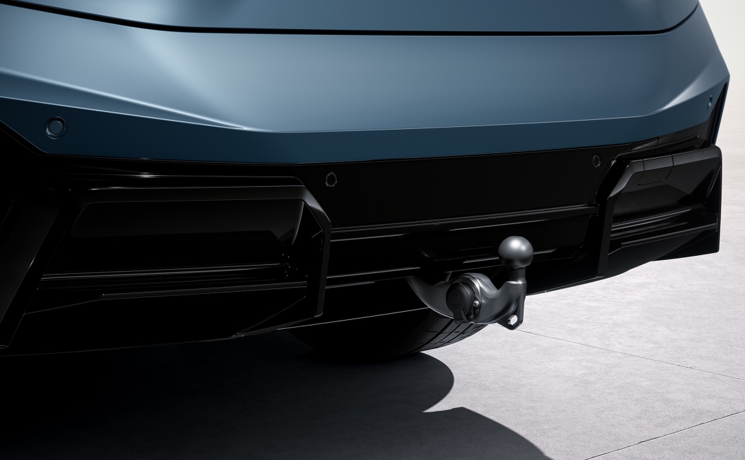 Универсальный автомобиль для перевозки тяжелых грузов.