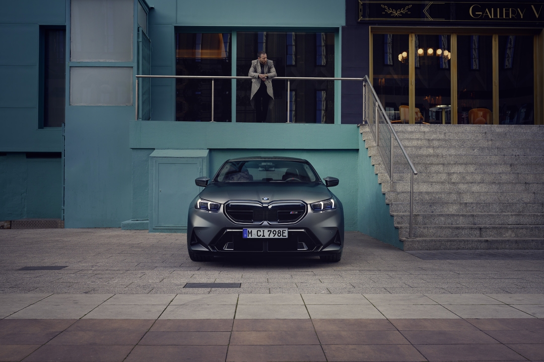 Сіздің BMW-ңіз өз бетінше тұраққа тұрады және тұрақ орнынан шығады.